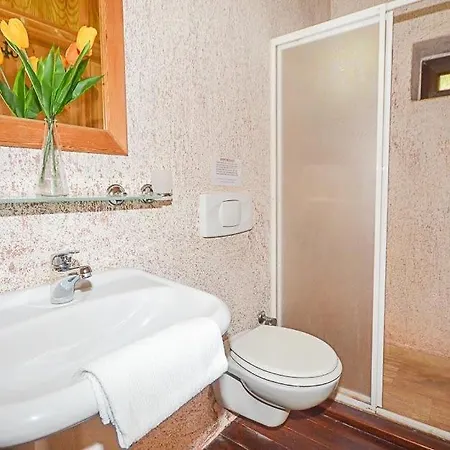 Sleeps 4 Pool Air Con Wifi * 바이즈
